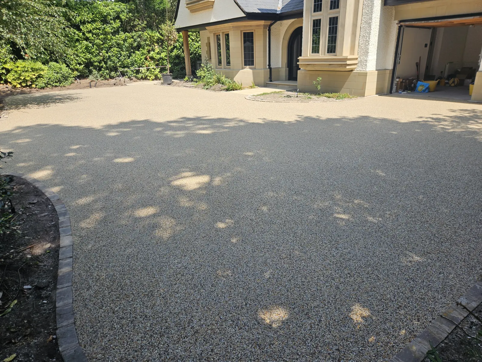 Resin bound surface laid up to a granite sett edging